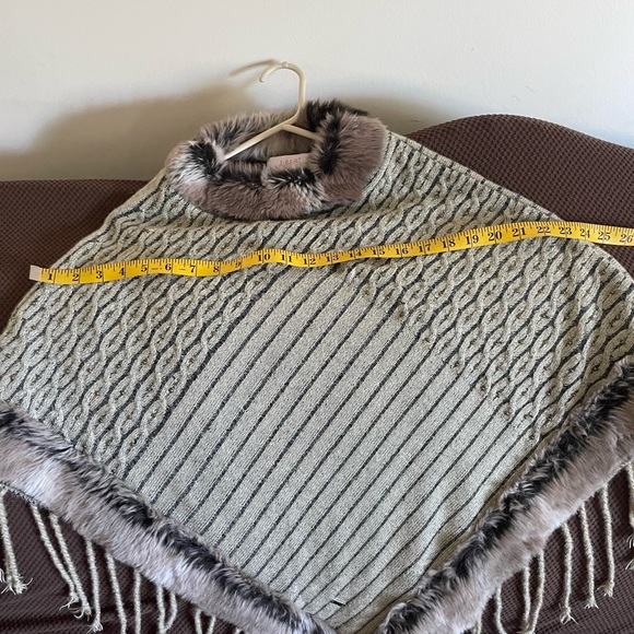 Woolen Kashmiri Poncho - Picture 3 of 12